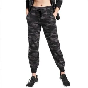 Athleta Triumph Black Camo Ankle Jogger Sweatpants M